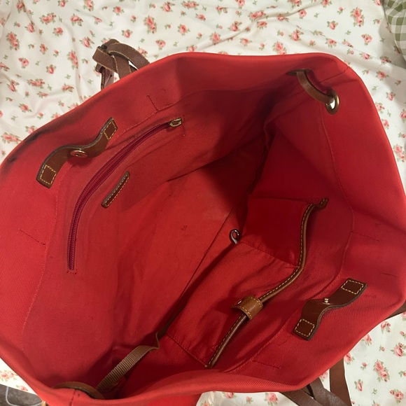✨ VINTAGE ✨ Dooney & Bourke Red Canvas Tote Bag with Brown Leather Handles - Picture 7 of 8